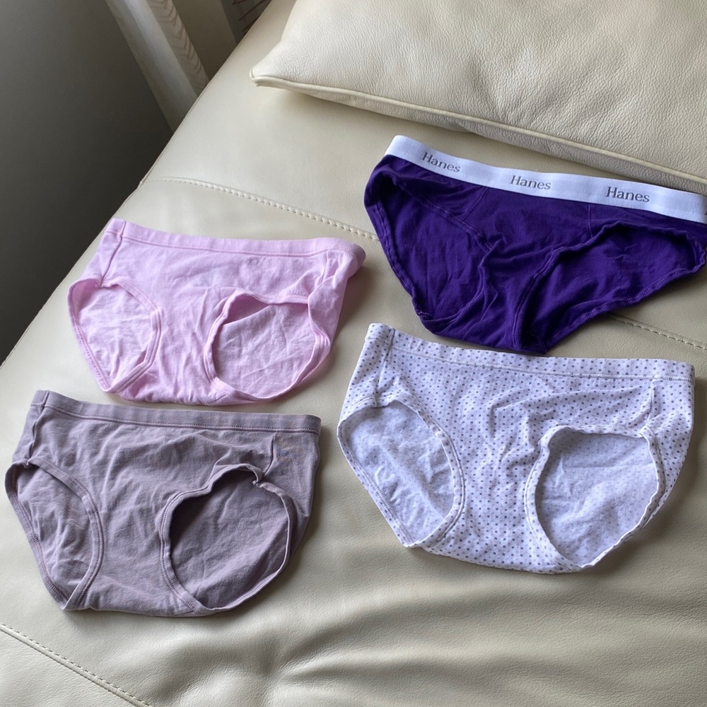Hanes women’s coton Brief panties Set of 4 - New, never worn - Size 5 - Small